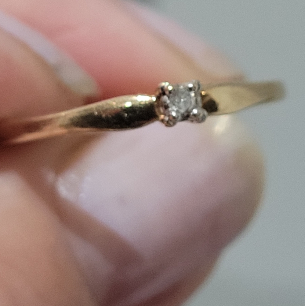 Elegant Gold Diamond Ring Size 8